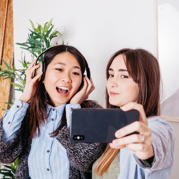 Jonge vrienden die selfie nemen