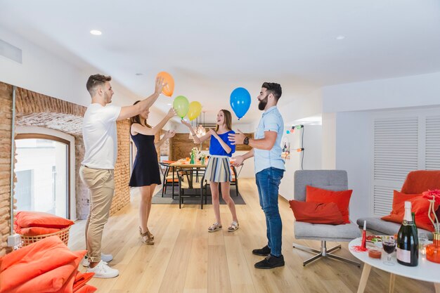 Jonge vrienden genieten van spel met ballonnen