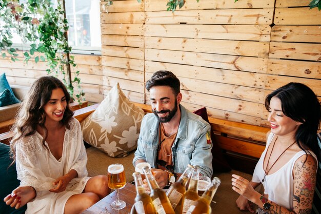 Jonge vrienden glimlachen in de bar