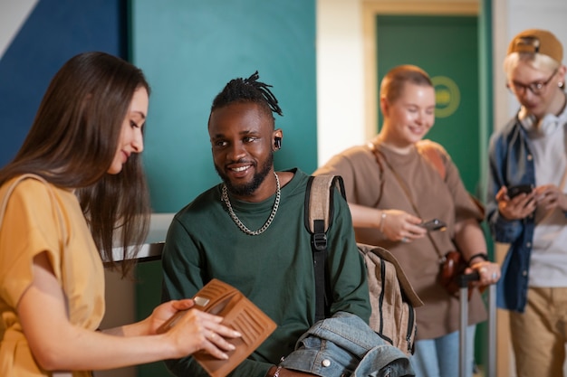 Gratis foto jonge vrienden in een hostel