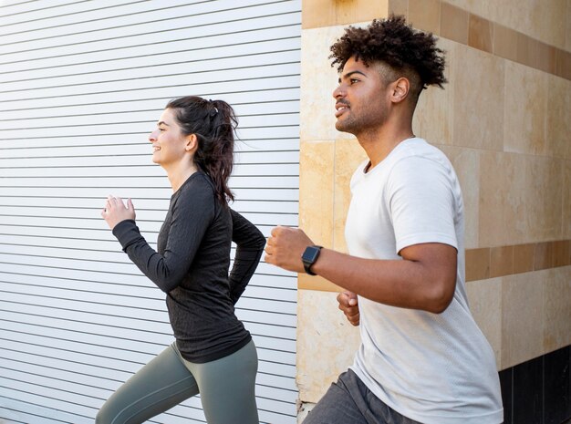 Jonge vrienden joggen