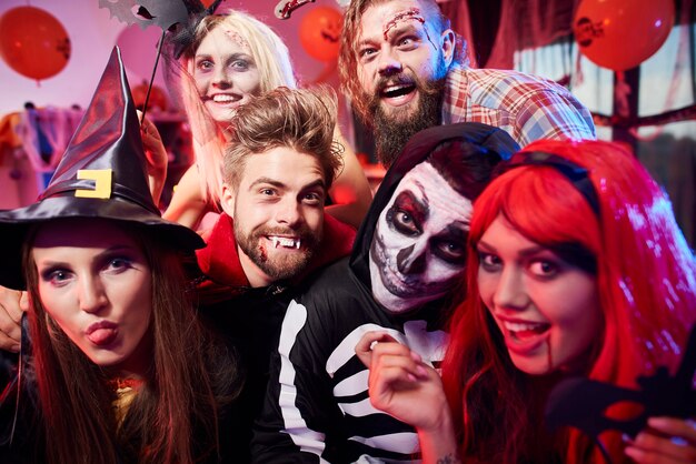 Jonge vrienden met plezier op Halloween-feest