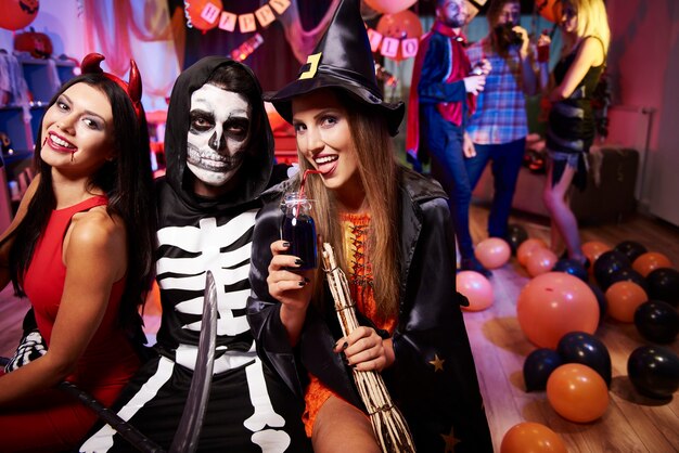 Jonge vrienden met plezier op Halloween-feest