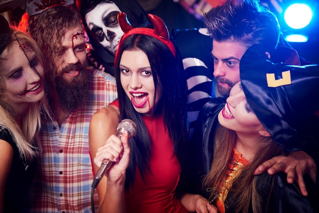 Jonge vrienden met plezier op Halloween-feest