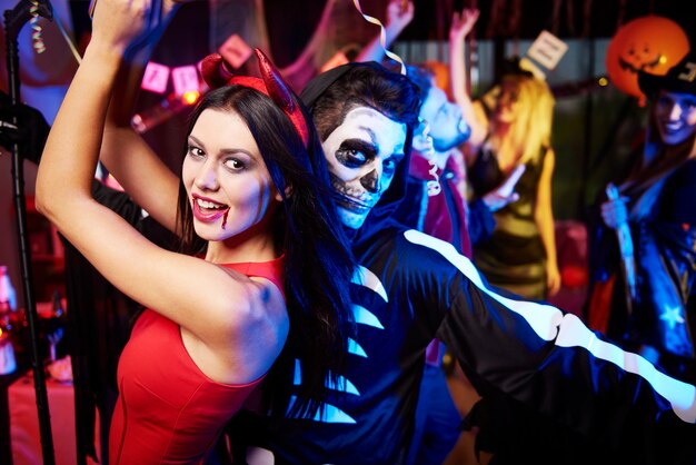 Jonge vrienden met plezier op Halloween-feest