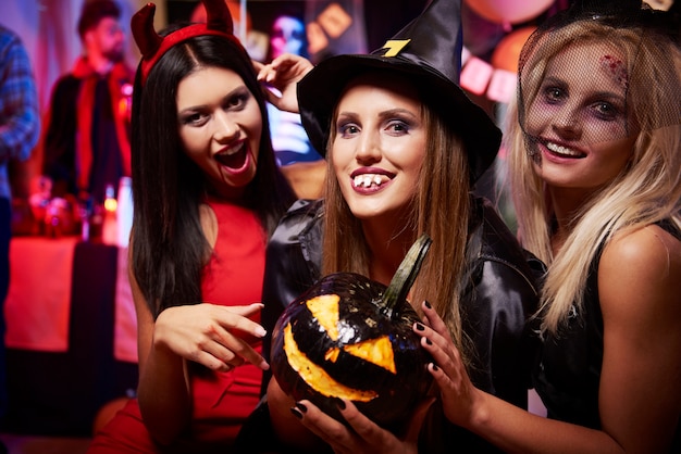 Jonge vrienden met plezier op halloween-feest