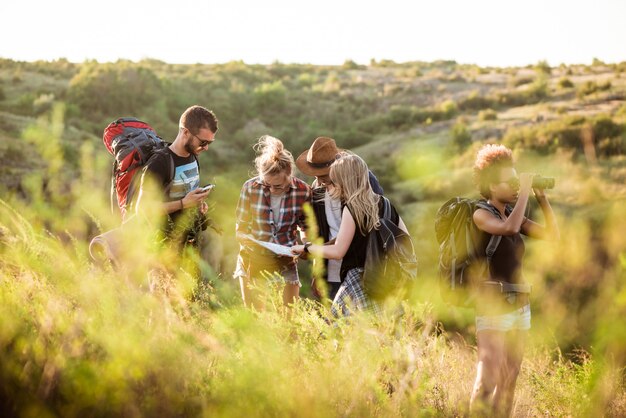 Jonge vrienden met rugzakken genieten van uitzicht, reizen in de canyon