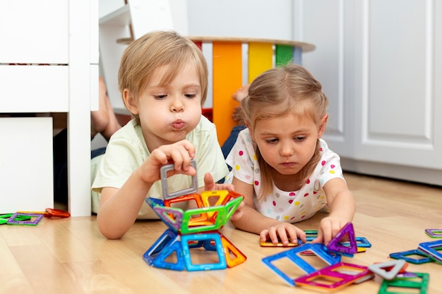 Jonge vrienden spelen