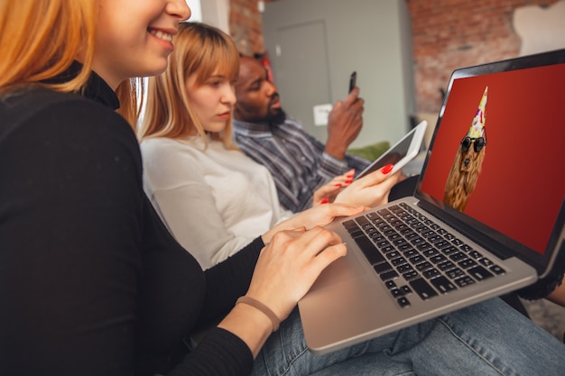 Jonge vriendenvrouwen die gadgets gebruiken