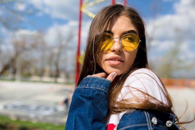 Jonge vrij aanbiddelijke vrouw die opzij kijkt en in zonlicht stelt. Portret van prachtig wit vrouwelijk model met lichte make-up die energie in goede dag in Europa uitdrukken.