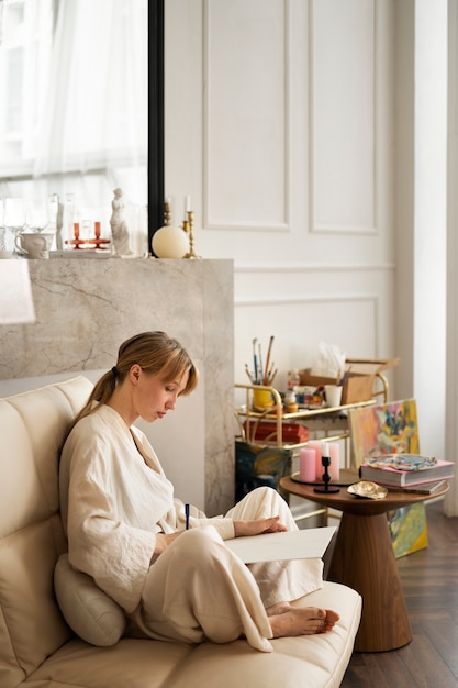 Gratis foto jonge vrouw aan het werk in haar workshop