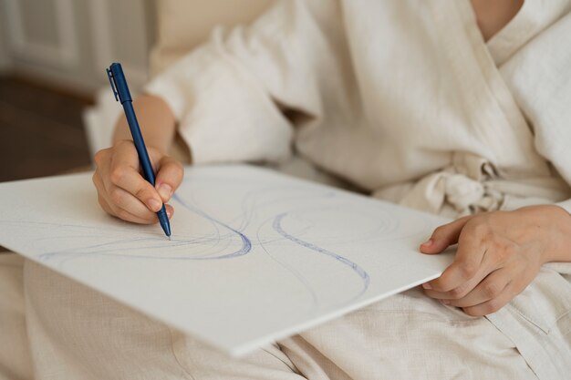 Jonge vrouw aan het werk in haar workshop