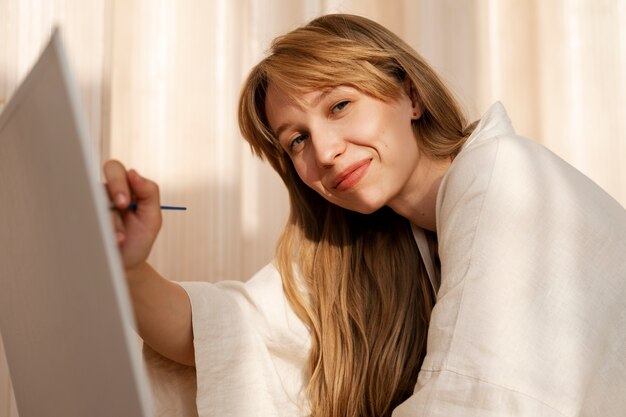 Jonge vrouw aan het werk in haar workshop