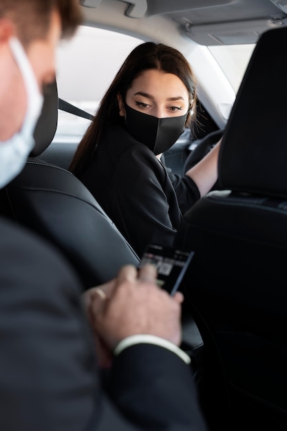 Jonge vrouw als uber-chauffeur voor een mannelijke klant