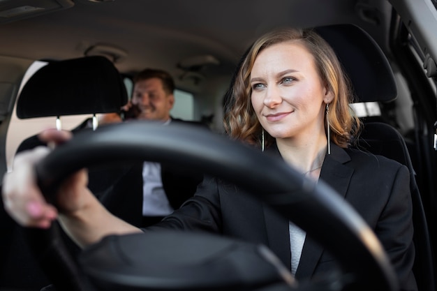 Jonge vrouw als uber-chauffeur voor een mannelijke klant