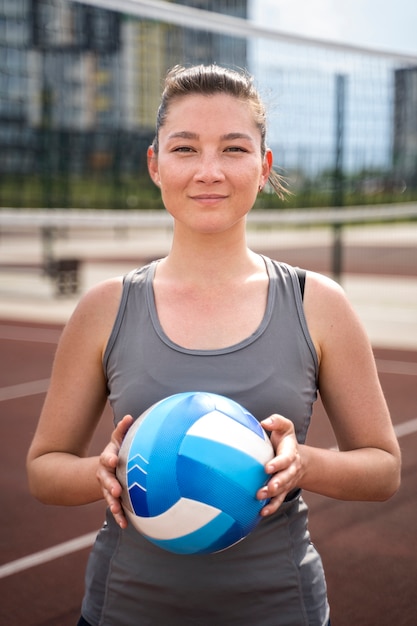 Gratis foto jonge vrouw als volleyballer