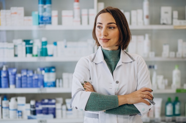 Jonge vrouw apotheker bij apotheek