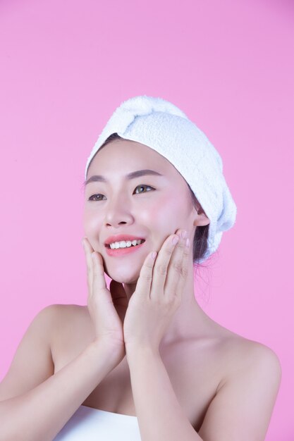 Jonge vrouw Azië met de schone verse aanraking van de huidaanraking, Expressieve gelaatsuitdrukkingen, de Kosmetiek en de Kuuroord.