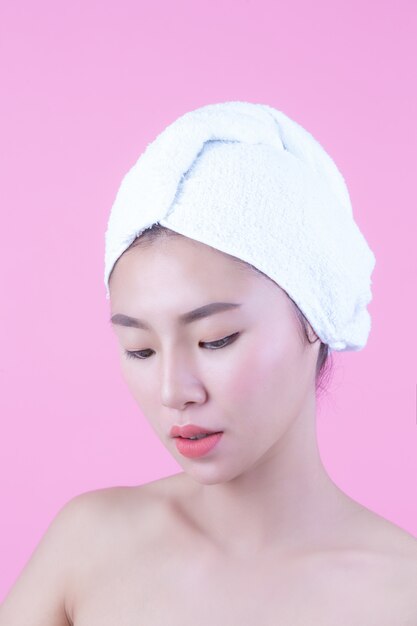 Jonge vrouw azië met de schone verse aanraking van de huidaanraking, expressieve gelaatsuitdrukkingen, de kosmetiek en de kuuroord.