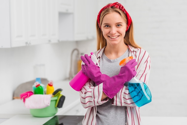 Jonge vrouw bereid om schoon te maken