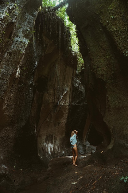 jonge vrouw bij de waterval in de rots Bali Indonesië