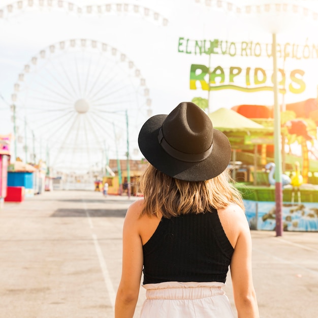 Gratis foto jonge vrouw bij pretpark