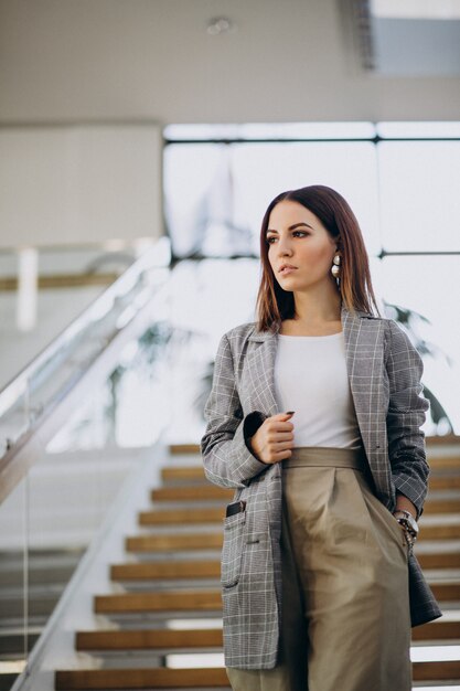 Jonge vrouw binnen het bedrijfscentrum