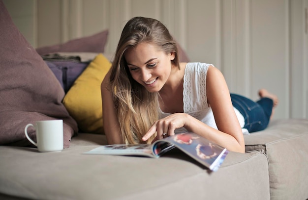 jonge vrouw bladert door een tijdschrift