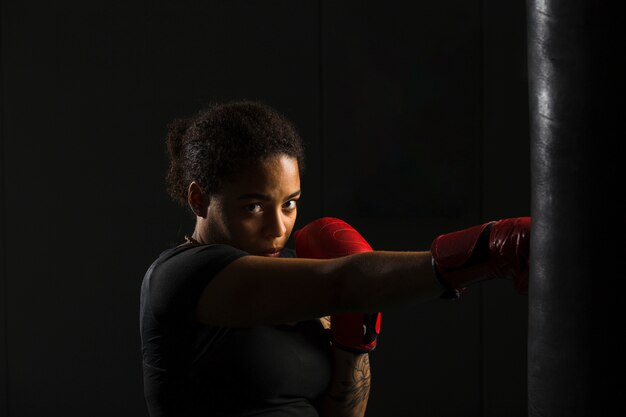 Jonge vrouw boksen in de sportschool