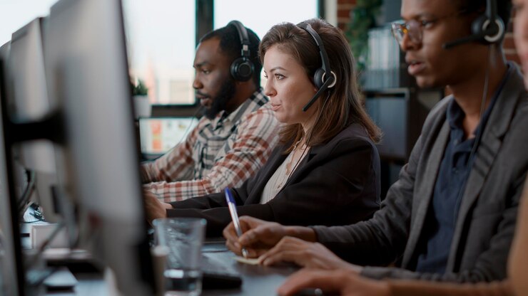 Gratis Foto jonge vrouw die audioheadset en computer gebruikt bij callcenterbaan, die hulplijnhulp biedt aan mensen. vrouwelijke consultant in gesprek met klanten bij klantenservice, helpen met telemarketing.