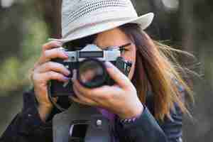 Gratis foto jonge vrouw die beelden neemt