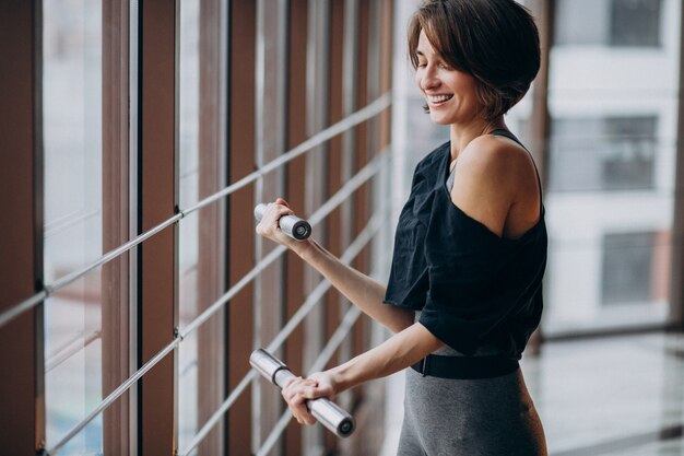 Jonge vrouw die bij de gymnastiek uitoefent