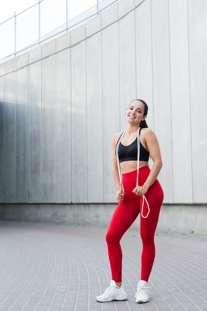 Gratis foto jonge vrouw die bij de straat uitwerkt