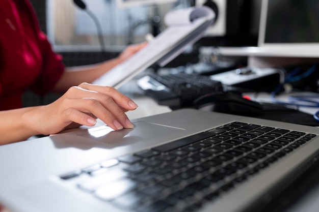 Gratis foto jonge vrouw die bij een radiostation met speciale apparatuur werkt