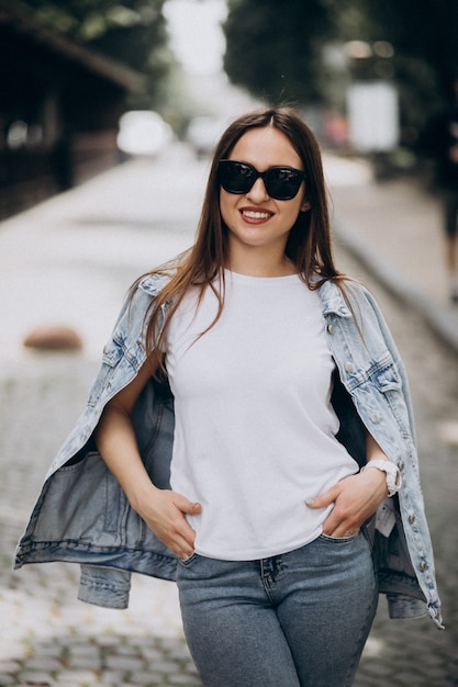 Jonge vrouw die buiten op een zonnige dag loopt