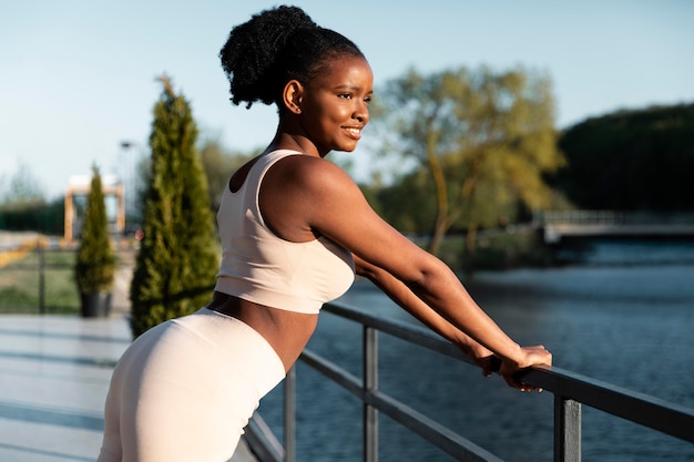 Jonge vrouw die buitenshuis aan het trainen is