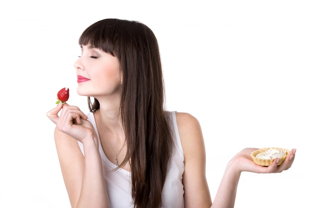 Jonge vrouw die cake geniet