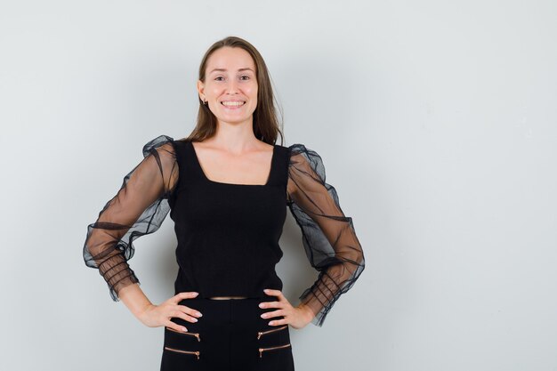 Jonge vrouw die camera bekijkt