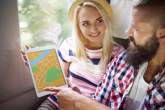 Jonge vrouw die de kaart van de stad toont voor sightseeing