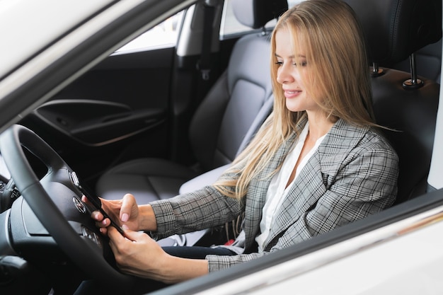 Gratis foto jonge vrouw die de telefoon kijkt