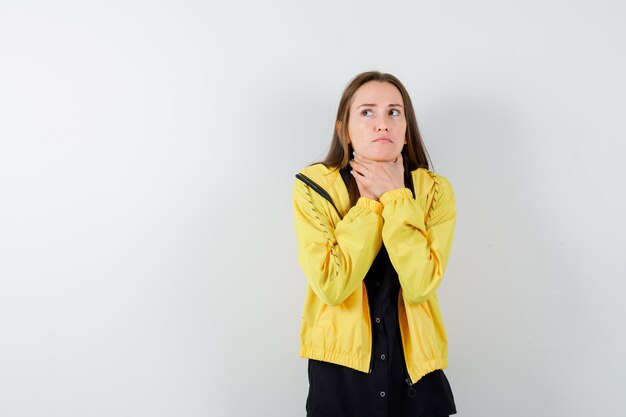 Jonge vrouw die doet alsof ze zichzelf stikt