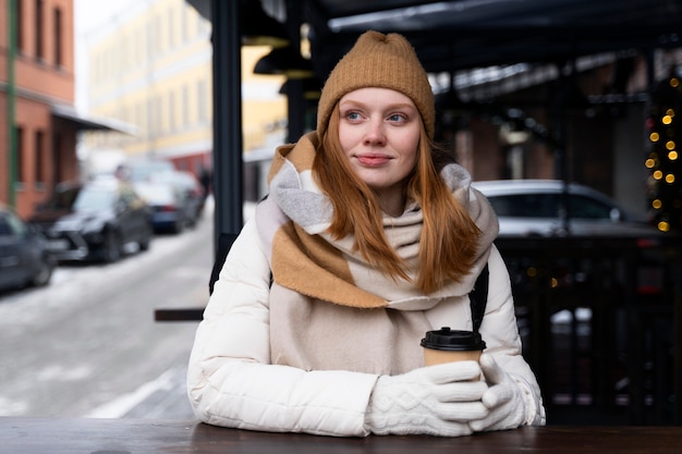 Jonge vrouw die door de stad reist