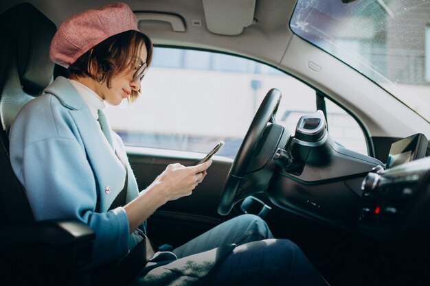 Jonge vrouw die door elektrische auto reist