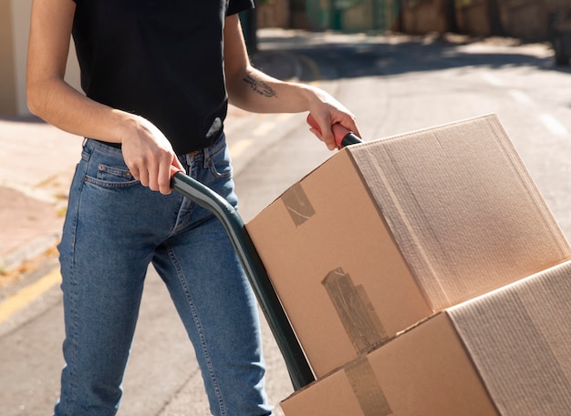 Jonge vrouw die een bestelling levert