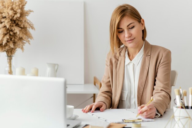 Jonge vrouw die een boek schrijft