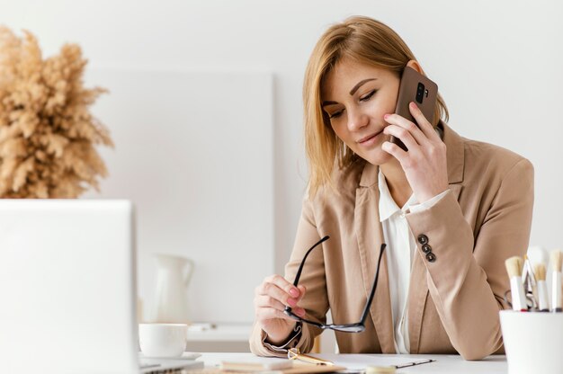 Jonge vrouw die een boek schrijft