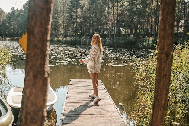 Jonge vrouw die een dag in het park aan het water doorbrengt