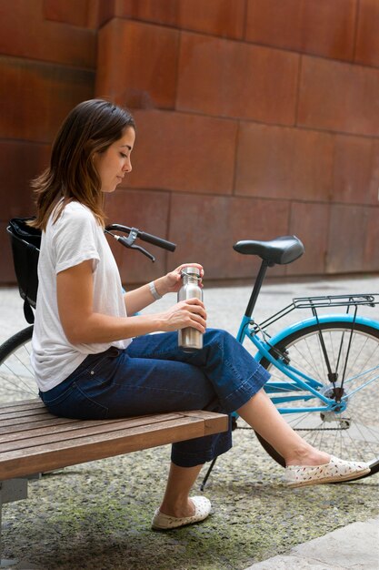 Jonge vrouw die een eco-manier gebruikt voor transport