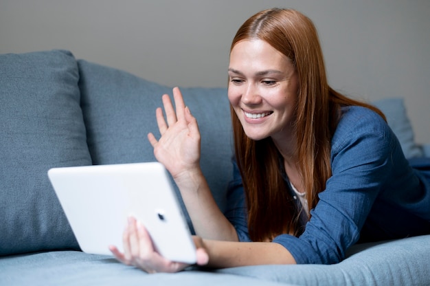 Jonge vrouw die een familievideogesprek voert