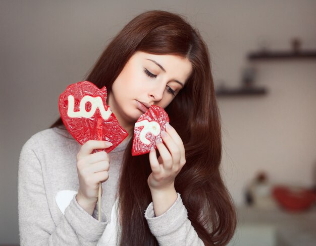 Jonge vrouw die een gebroken lolly